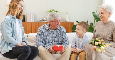 Geschenke für Großeltern: 80+ Ideen, die wirklich ankommen